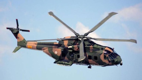 Os dois tripulantes do veleiro ‘Sunflower’ foram hoje resgatados, por um helicóptero da Força Aérea, a sul do Algarve. FOTO Portal da Marinha