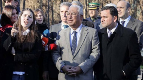 António Costa visitou duas casas em recuperação na aldeia de Sarzedas de São Pedro, no concelho de Castanheira de Pera. FOTO LUSA
