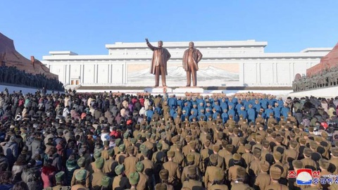 Uma multidão de norte-coreanos curva-se e deposita flores aos pés das duas estátuas gigantes em bronze de Kim Jong Il e do fundador da nação, Kim Il Sung. FOTO Reuters