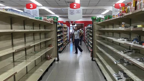 Centenas de pessoas acorreram aos supermercados depois de Governo decretar descida de preços. FOTO Reuters