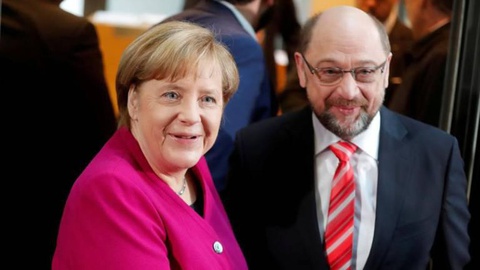 A cvonservadora Angela Merkel lado a lado com o social-democrata Martin Schulz. FOTO Reuters