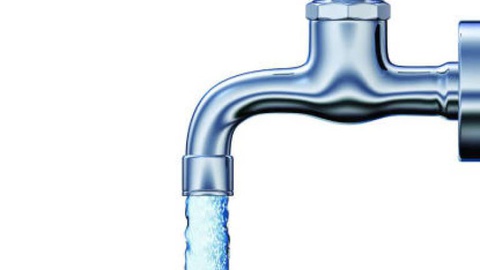 O gesto ‘simbólico’ integra a acção de sensibilização “Água segura – Beba Água da Torneira” do Governo Regional.