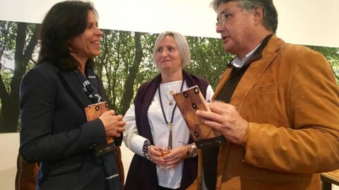 Secretária Regional do Turismo e Cultura ao lado de Francisco Pereira, um dos madeirenses que emprestou parte da colecção que se encontra disponível. Francisco Pereira é neto de Eduardo Pereira, um dos primeiros mestres a fazer embutidos na Região.