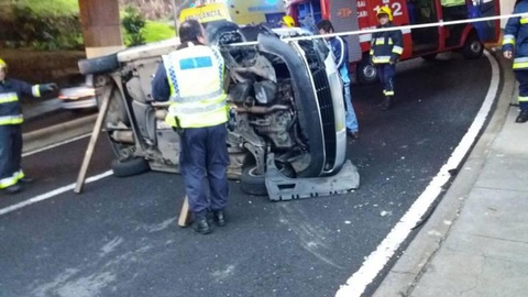 O carro capotou lateralmente. No local estiveram duas ambulâncias e uma viatura de desencarceramento. Foto Andreia Dias Ferro