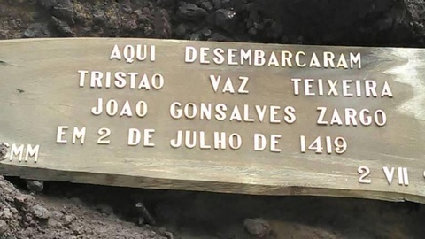 A placa colocada pela CMM não assinala o verdadeiro local do desembarque.