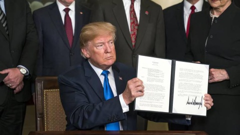 Trump assinou hoje diploma que confirma tarifas sobre importações chinesas. Foto EPA