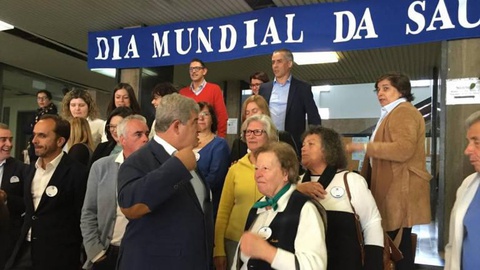 A foto de família dos profissionais que se juntaram às comemorações de hoje.