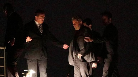 A chegada de Lula da Silva à sede da Polícia Federal de Curibita