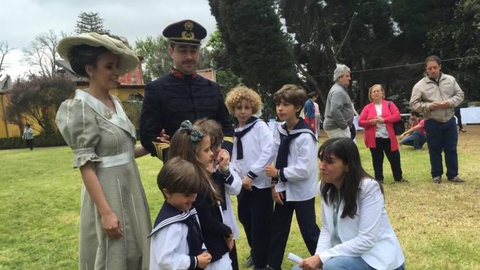 Muitos figurantes vestiram à época. Aqui o imperador com a sua família e Susana Prada.