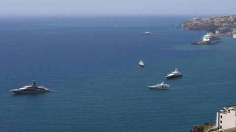 A maioria dos iates ‘estacionou’ na zona em frente ao Lazareto.   Fotos Helder Santos/Aspress