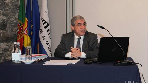 O reitor José Carmo preside à sessão de abertura