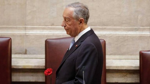O Presidente da República entrou na sala das sessões do parlamento com um cravo vermelho na mão. FOTO EPA