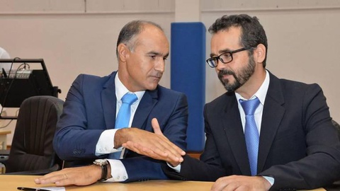 O secretário regional da Educação, Jorge Carvalho, e o presidente do conselho executivo da Escola do Curral das Freiras, Joaquim Sousa.   Foto Arquivo