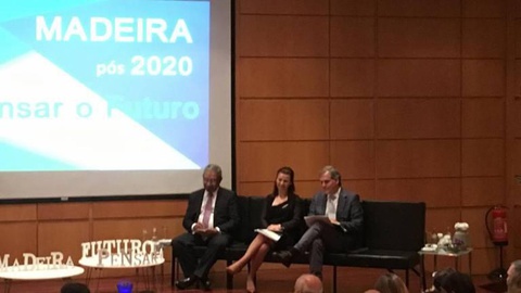 Estavam previstas quatro intervenções no primeiro painel, mas apenas compareceu Nelson de Souza, Liliana Rodrigues e Teófilo Cunha