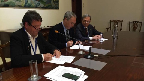 Da esquerda para a direita: Ekkerhard Nuemann, presidente da WFFM, Luís Raposo, presidente da ICOM-E, e António Alfaia, presidente da Federação dos Amigos dos Museus de Portugal