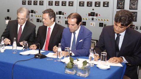 Rui Rebelo, Pedro Calado, Miguel Albuquerque e João Pedro Lima na assinatura do contrato esta manhã.  Foto PGRM