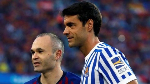 A despedida de dois grandes jogadores de futebol, Andres Iniesta (Barcelona) e Xabi Prieto (Real Sociedad) Foto EPA/Enric Fontcuberta
