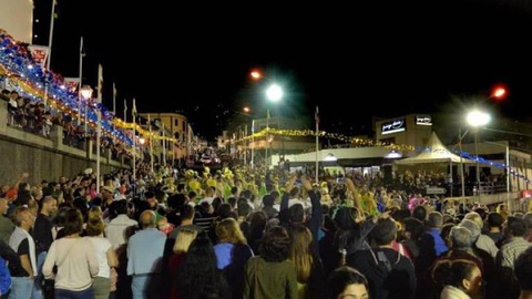 Muitos foram ontem assistir ao desfile em Santo António.   Foto Rui Silva/Aspress