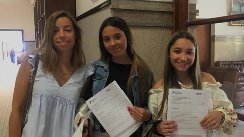 Mariana Martins, Margarida Correia e Mariana Berenguer, fizeram o Exame Nacional de Português, esta quinta-feira, na Jaime Moniz. FOTO: M.C.N.