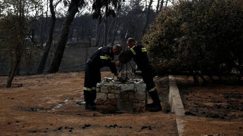 As equipas de resgate continuam à procura de desaparecidos.   Foto REUTERS/Costas Baltas