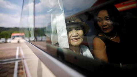 Os 14 autocarros, com 89 passageiros idosos, partiram em direcção à fronteira com a Coreia do Norte. FOTO Reuters 