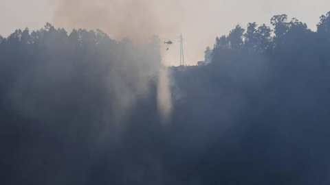 Ontem o helicóptero fez várias descargas.   Foto Rui Silva/Aspress