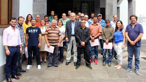 Os novos membros da equipa com o presidente da Câmara Municipal do Porto Moniz.   Foto DR