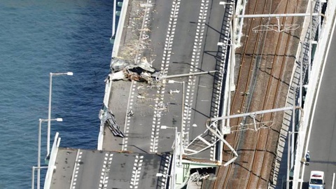 Pelo menos 11 pessoas morreram e centenas ficaram feridas na sequência do tufão Jebi, no Japão.