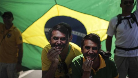 Manifestantes demonstram apoio ao candidato da extrema-direita.   Foto  EPA/Antonio Lacerda