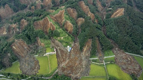 Um cenário incrível de deslizamento de terras na zona do terramoto.   Foto Kyodo/via REUTERS