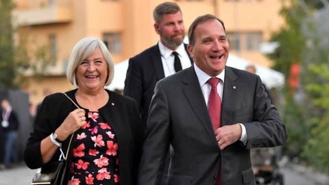O primeiro-ministro sueco Stefan Lofven e a esposa em Estocolmo.   Foto TT News Agency/Jonas Ekstromer/via REUTERS