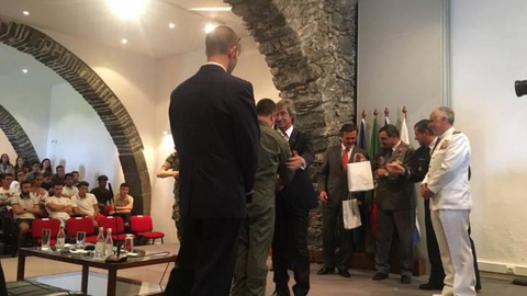 Tranquada Gomes congratula o Major Duarte Freitas, piloto madeirense na Força Aérea. FOTO: M.C.N.