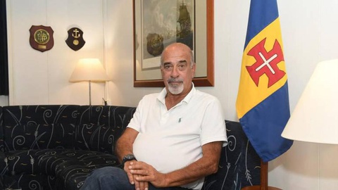 João Bela, no camarote do comandante a bordo do Lobo Marinho, juntamente com a bandeira da RAM, oferecida e autografada por Alberto João Jardim, que o acompanha nas viagens desde 1996.