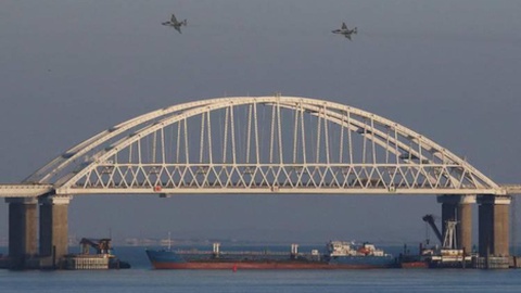 Dois caças russos sobrevoaram no domingo a ponte que liga a Rússia continental e a Península da Crimeia. Foto Pavel Rebrov/Reuters