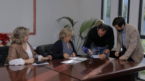 A secretária regional e a directora do Instituto de Emprego assinam o primeiro protocolo desta terça-feira: Requinte do Rochão é um restaurante no Arco da Calheta, com um conceito familiar e de experiência. FOTO: D.R.