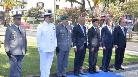 O comandante Silva Ribeiro, de branco, durante uma cerimónia no Funchal.   Foto Arquivo