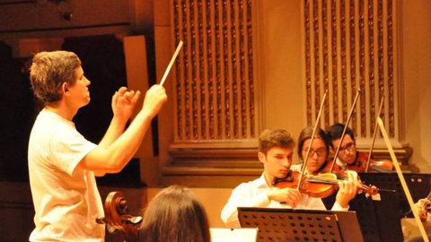 Francisco Loreto dirige e Orquestra Académica.   Foto DR