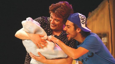 O actor Joaquim Monchique veste aqui o papel de mãe de família.   Foto DR