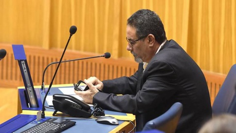 Depois de se ter ausentado, ontem à tarde, da sessão de debate do Orçamento da Região para 2019, para denunciar o crime à PJ-Funchal, Avelino Conceição voltou a ocupar o seu lugar de deputado, na manhã desta quinta-feira. Foto Rui Silva/ASPRESS