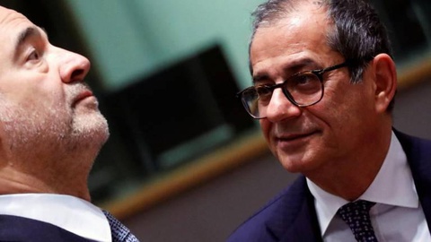 O ministro da Economia italiano e o comissário europeu Pierre Moscovici. FOTO Reuters
