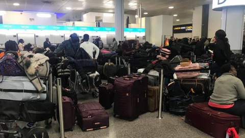 A zona de check-in está repleta de passageiros que pretendem reagendar os voos.