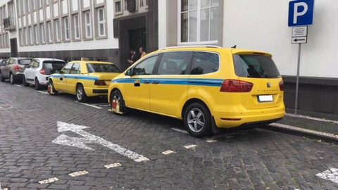 As duas viaturas encontram-se bloqueadas junto ao tribunal. FOTO ANA LUÍSA CORREIA