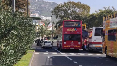 “Quando acaba o estacionamento indevido, em dupla fila, destes ‘autocarros de turismo’ que  nos obrigam a passar sobre traços contínuos, infringindo o Código da Estrada?”, pergunta Nuno Silva.
