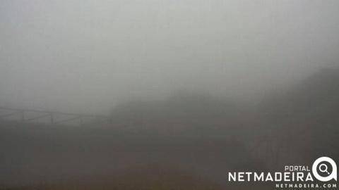 A imagem captada pela webcam do Portal da NetMadeira, no Pico do Areeiro, mostra este cenário 