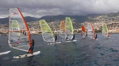 Meia centena de inscritos divididos pelas classes de Raceboard e Techno Plus. Foto Norberto Nunes