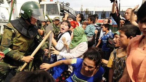 Uma imagem de arquivo dos confrontos entre uigures e forças chinesas há 10 anos, em Xinjiang. Saldo: 150 mortos.  Foto PETER PARKS/AFP