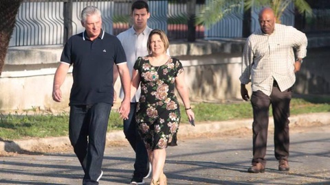 O presidente cubano e a esposa a caminho da assembleia de voto.   Foto REUTERS/Fernando Medina