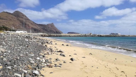 “É uma praia de areia ou de calhau?”, pergunta Mariana F. 