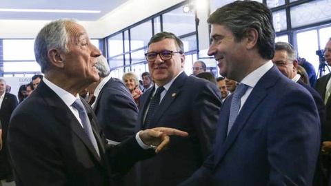 O secretário de Estado das Comunidades cumprimentado pelo Presidente da República.   Foto 