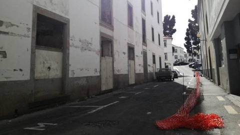 “Travessa da Malta já está transitável? Há carros a circular em sentido contrário!”, alerta Liliana Sousa.